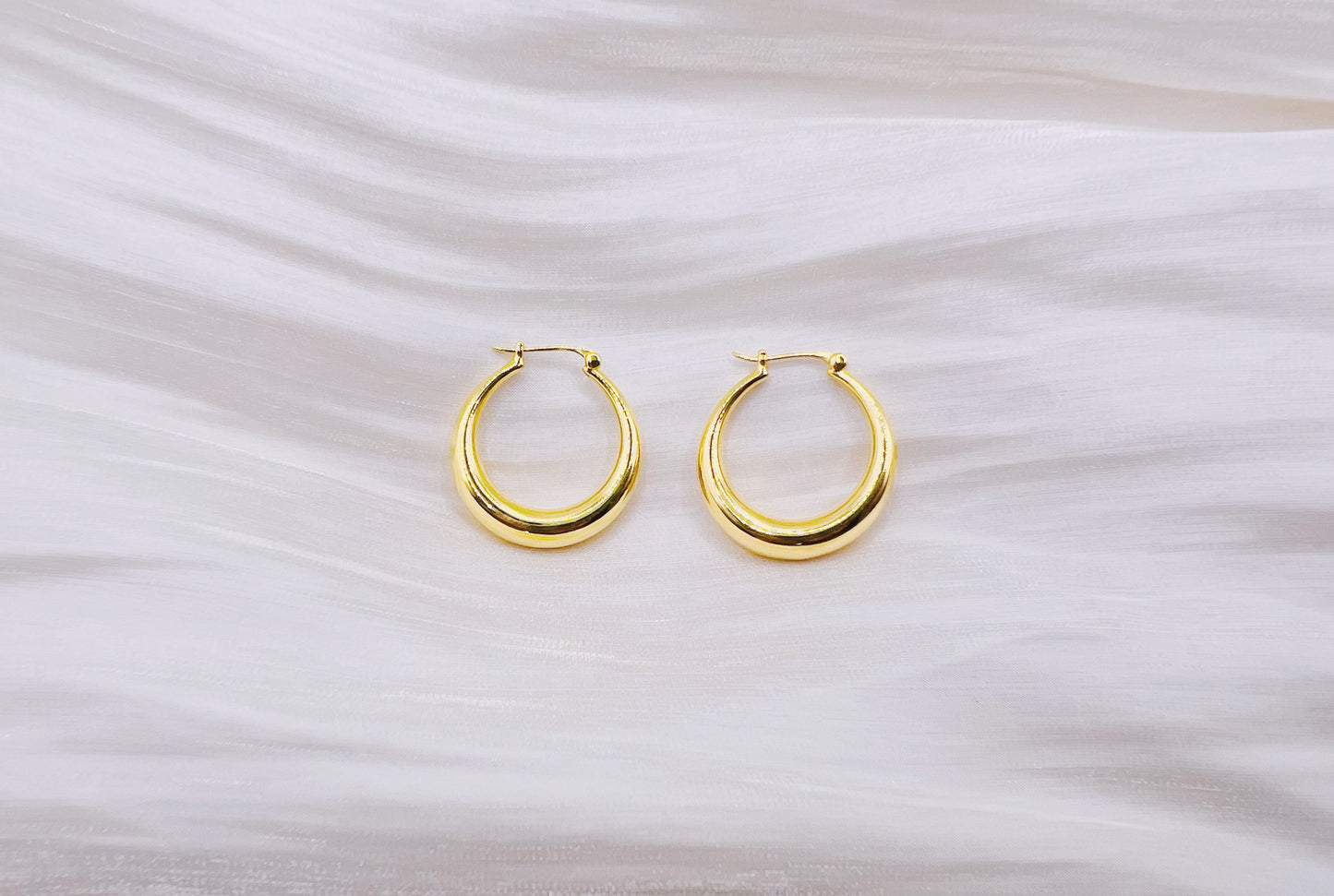 18K Gold - Polished Huggie Earrings (Medium)