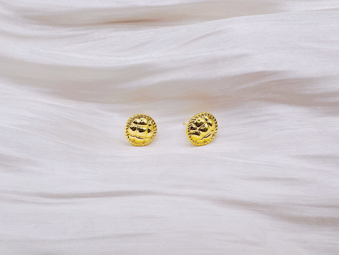 18K Gold - Quilted Round Stud Earrings