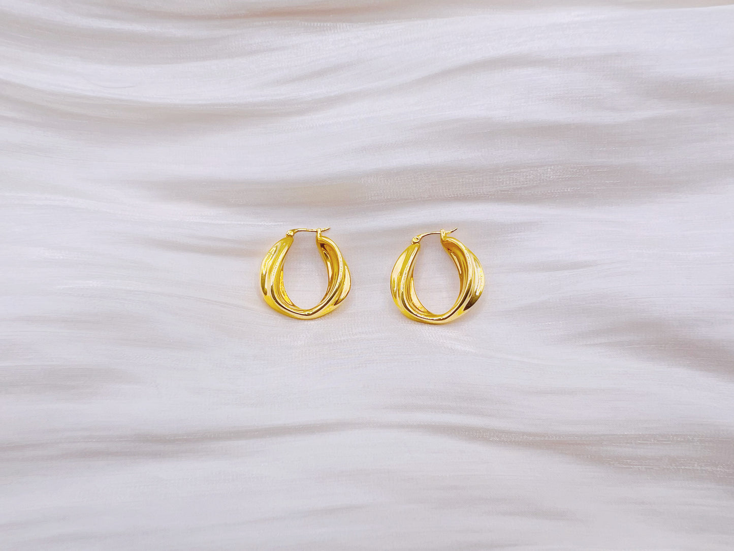 18K Gold - Walnut Shell Huggie Earrings