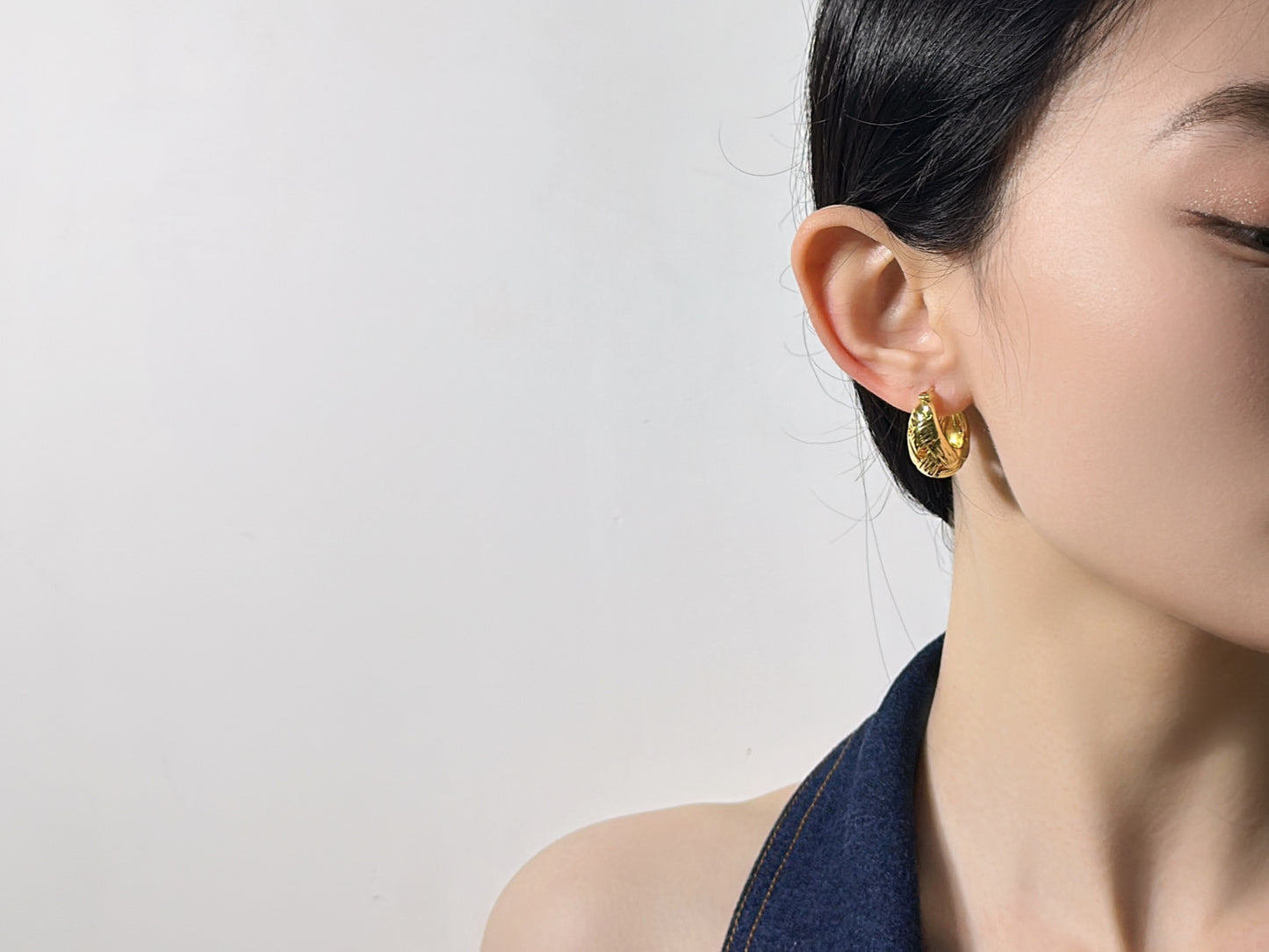 18K Gold - Wavy Crescent Huggie Earrings