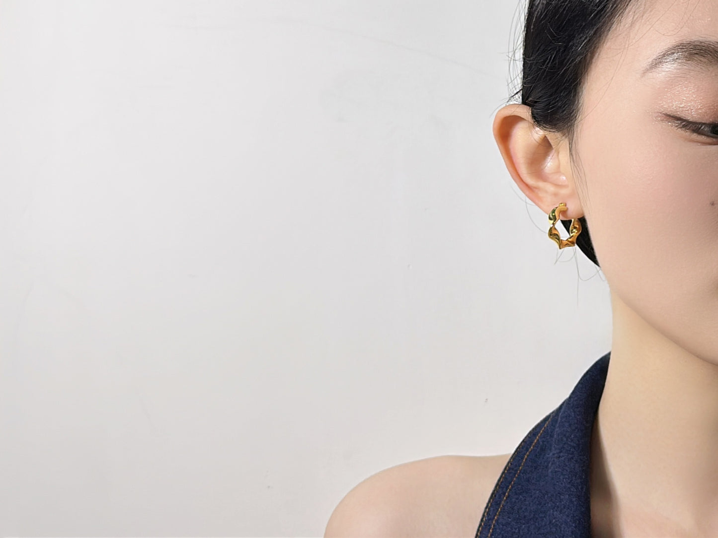 18K Gold - Mobius Huggie Earrings