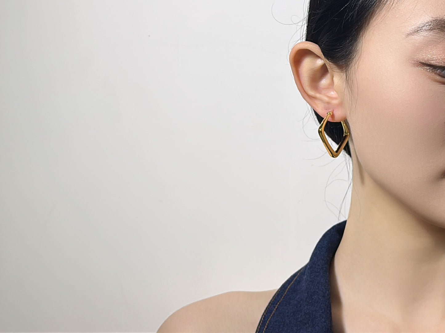 18K Gold - Square Huggie Earrings - ZYE001