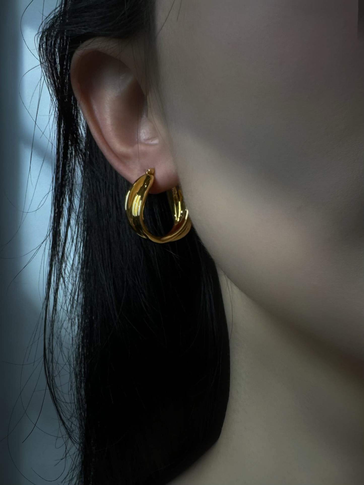 18K Gold - Walnut Shell Huggie Earrings