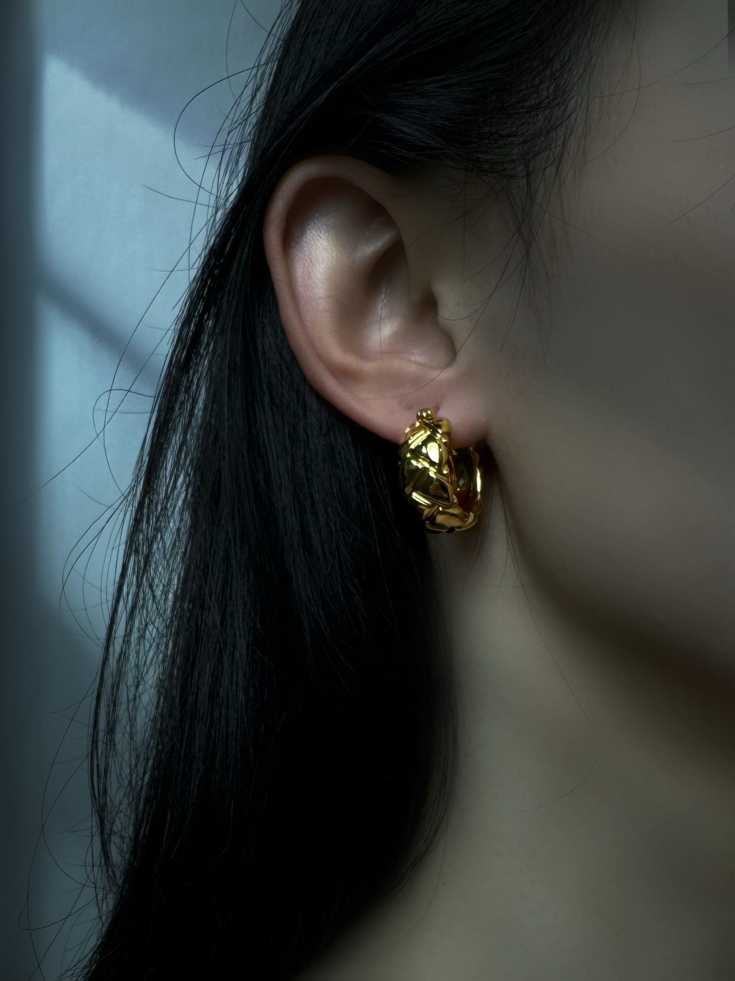 18K Gold - Wheel Huggie Earrings