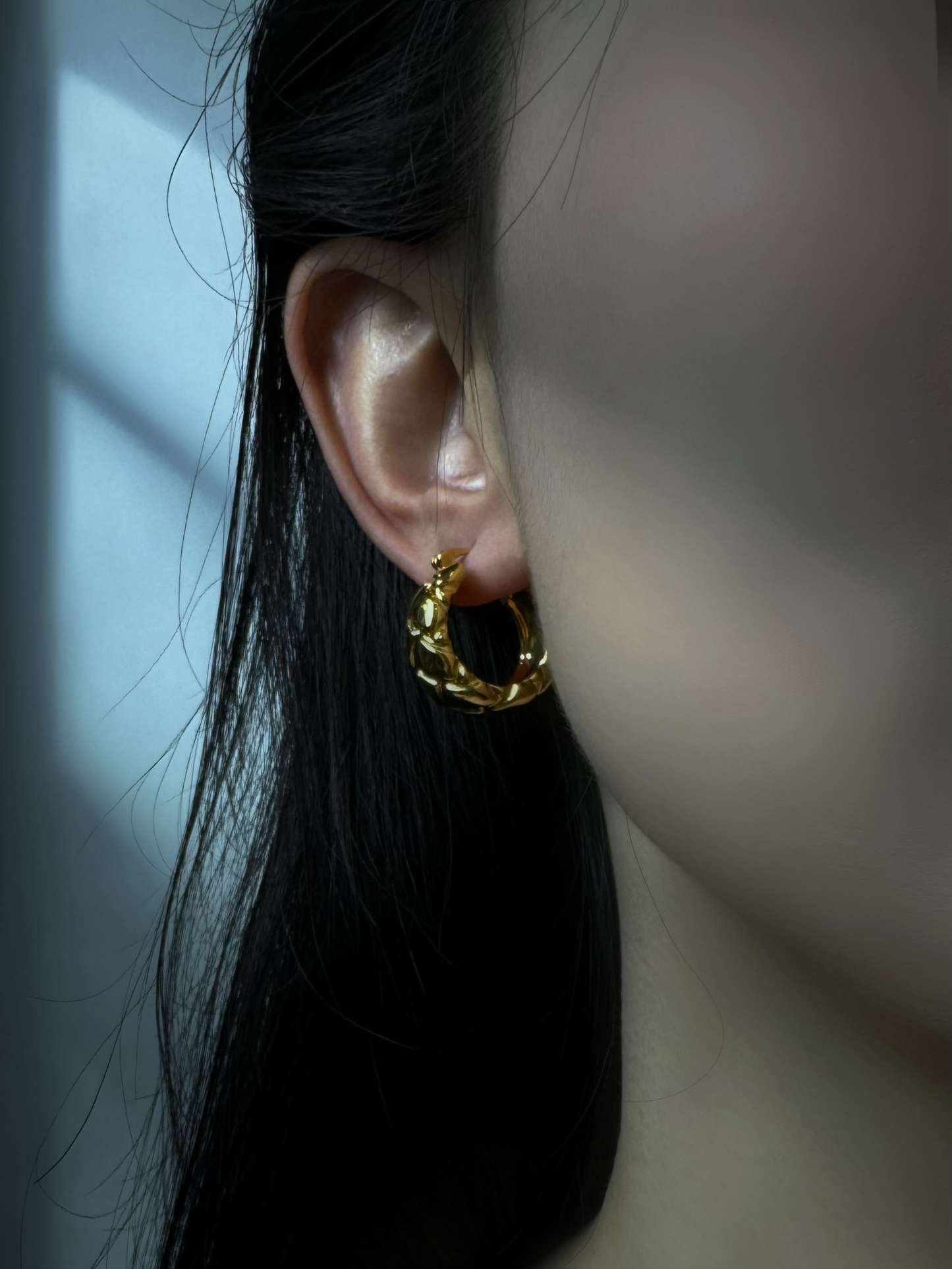 18K Gold - Wheel Huggie Earrings