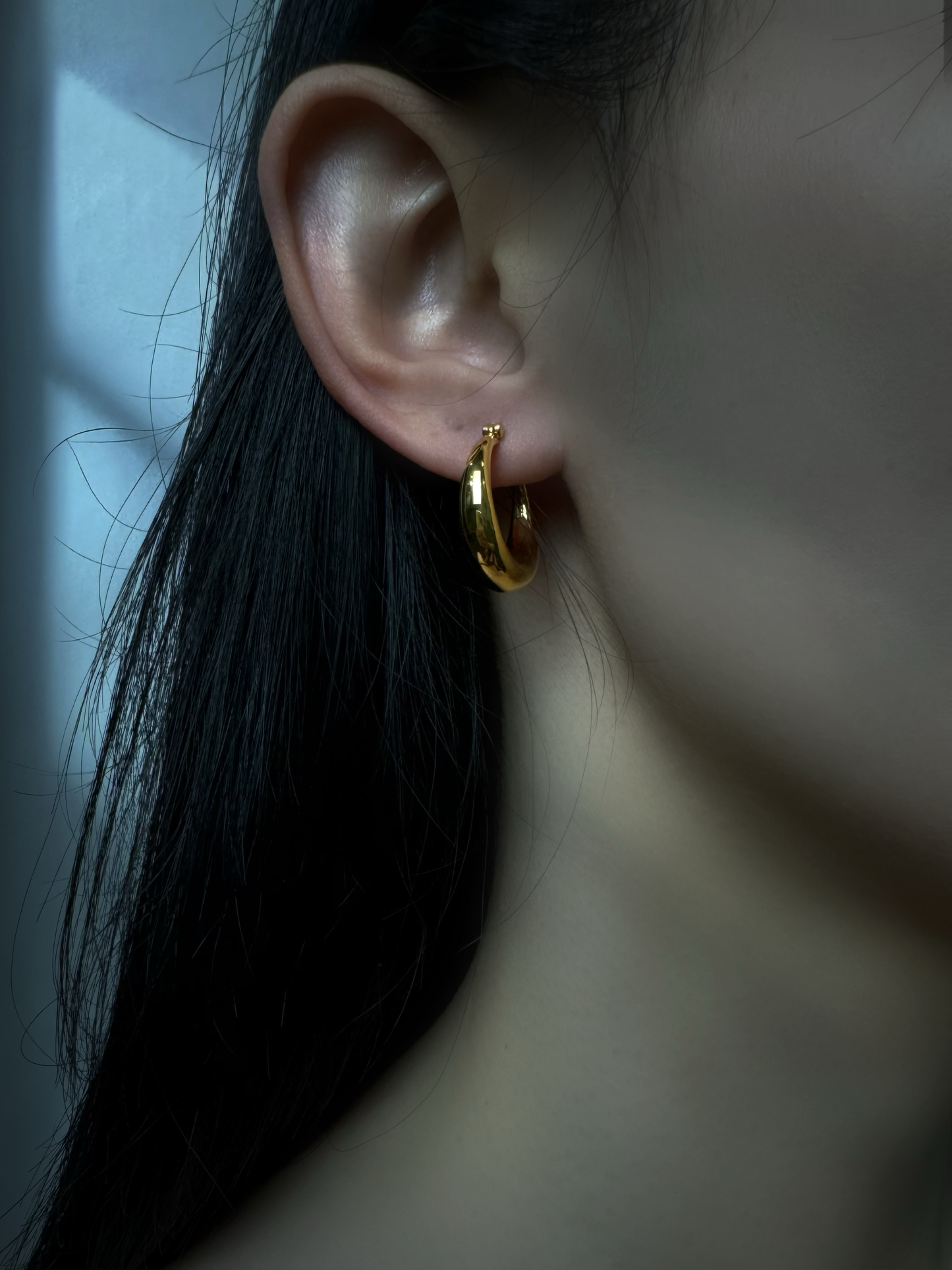 18K Gold - Walnut Shell Huggie Earrings