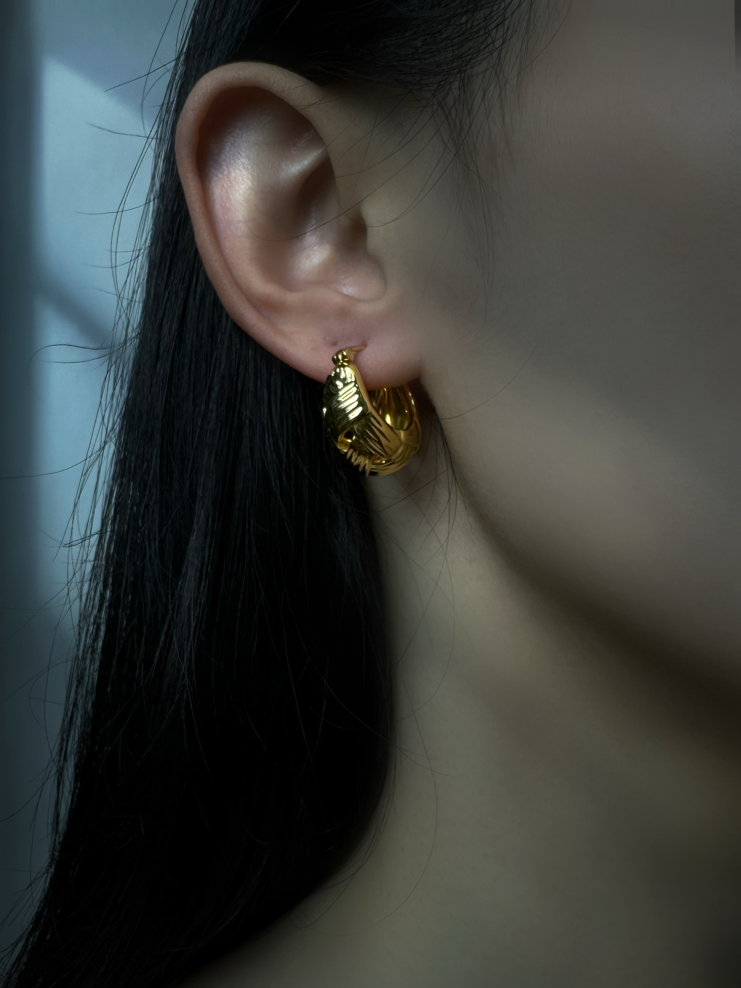 18K Gold - Wavy Crescent Huggie Earrings