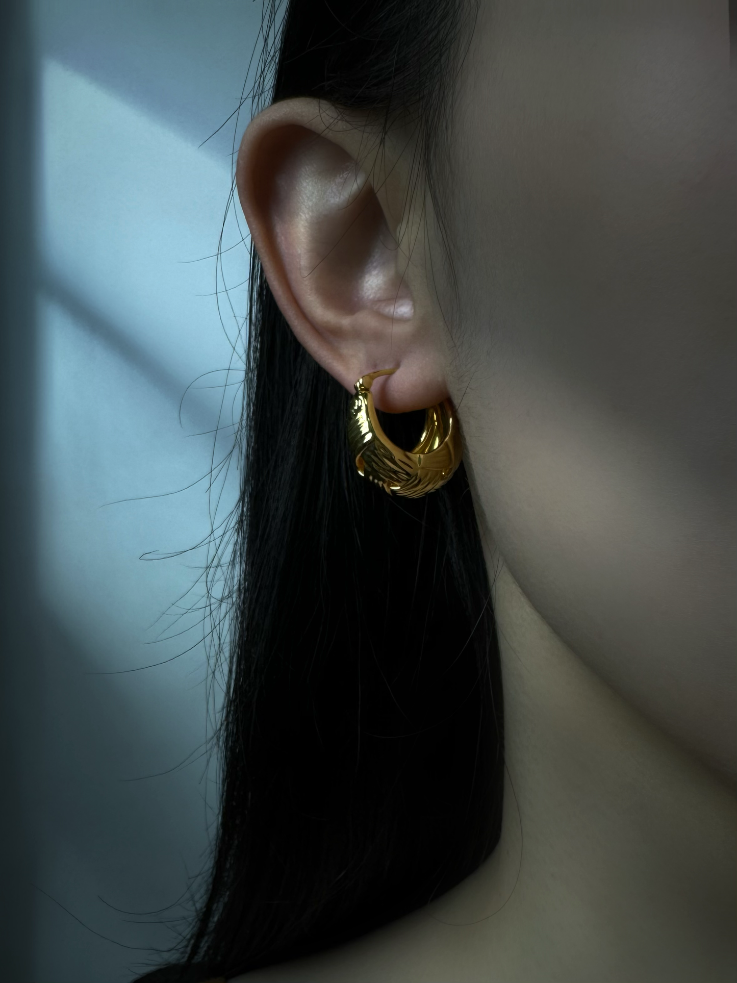 18K Gold - Wavy Crescent Huggie Earrings