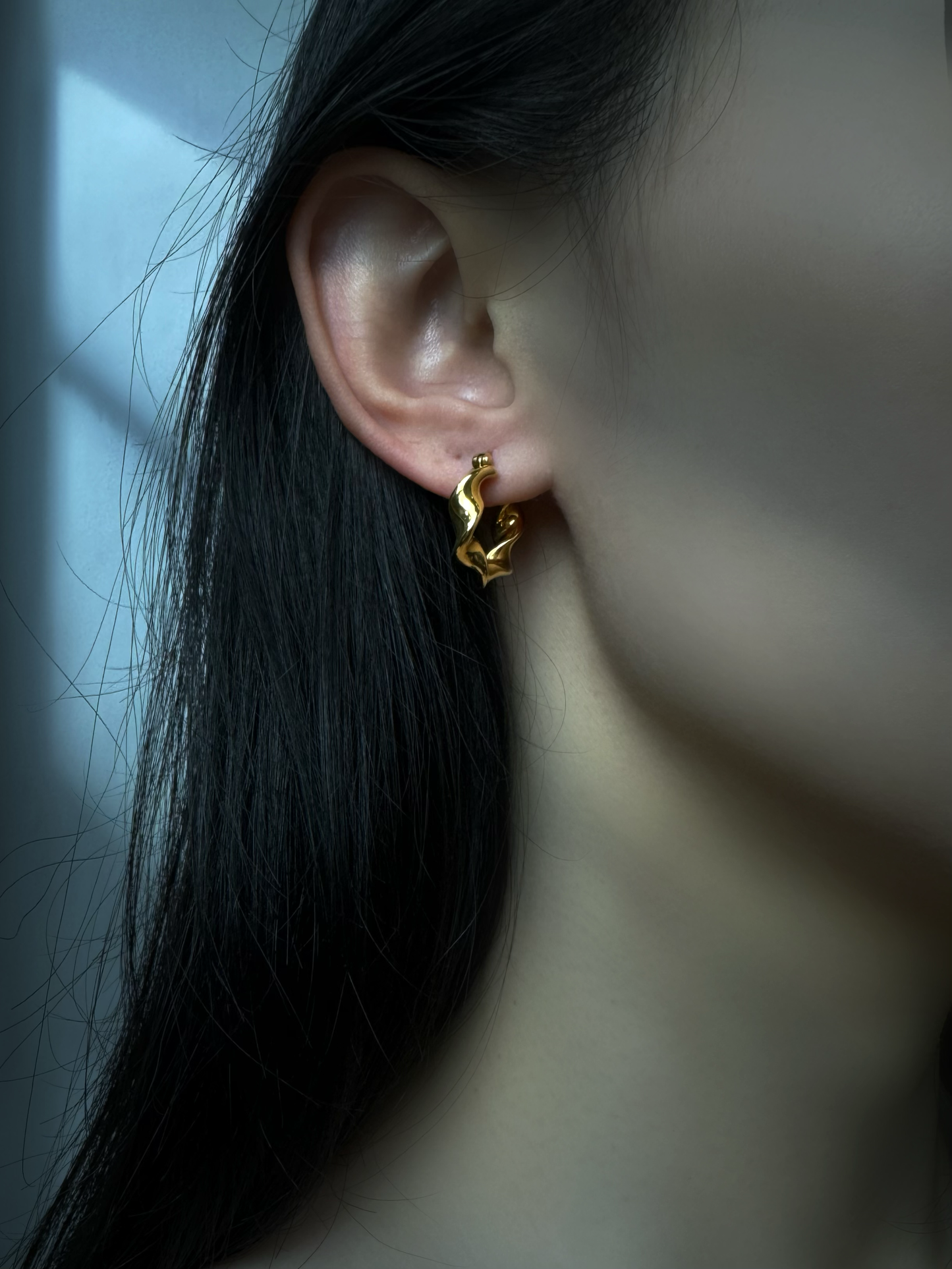 18K Gold - Mobius Huggie Earrings