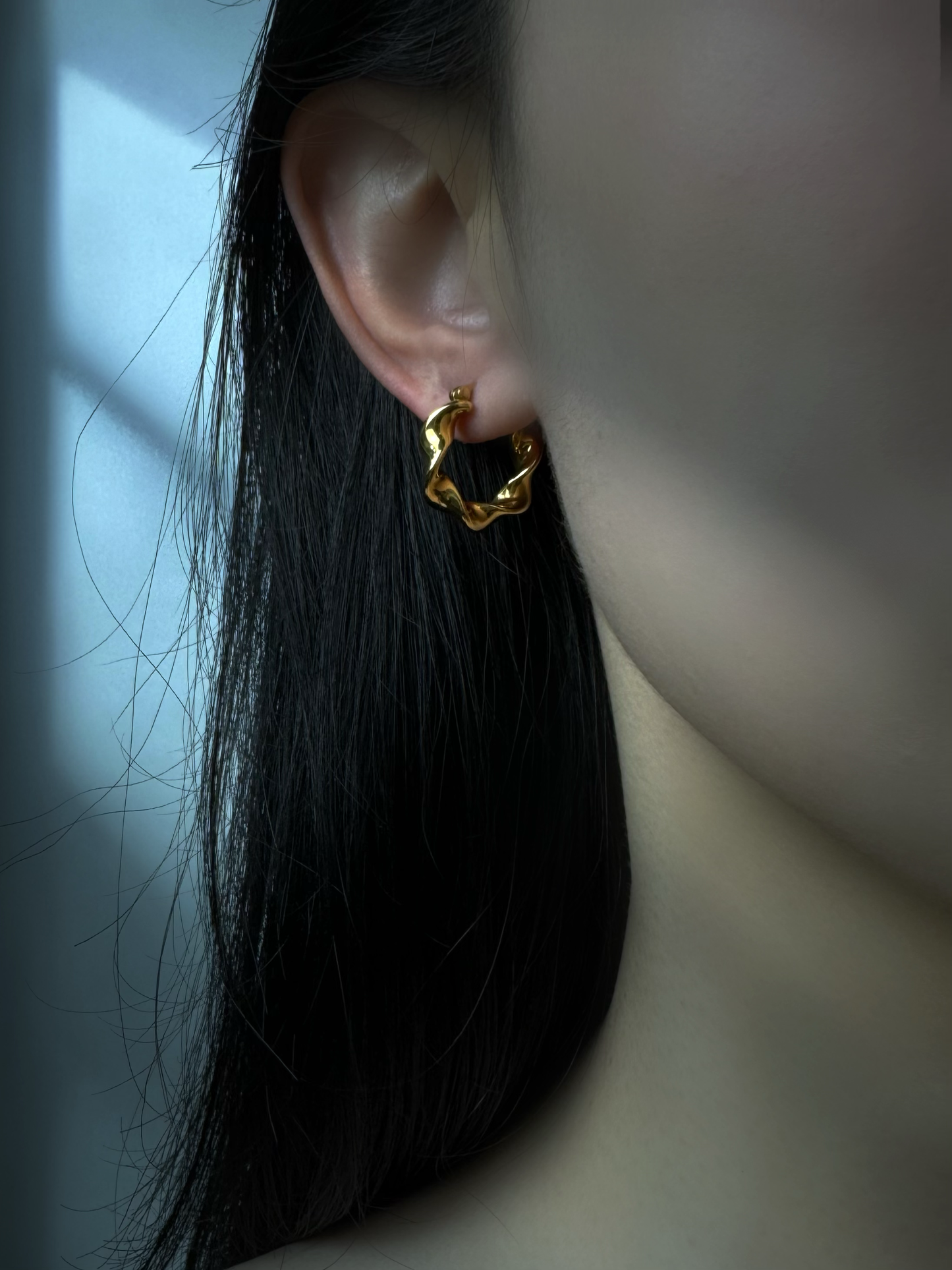 18K Gold - Mobius Huggie Earrings
