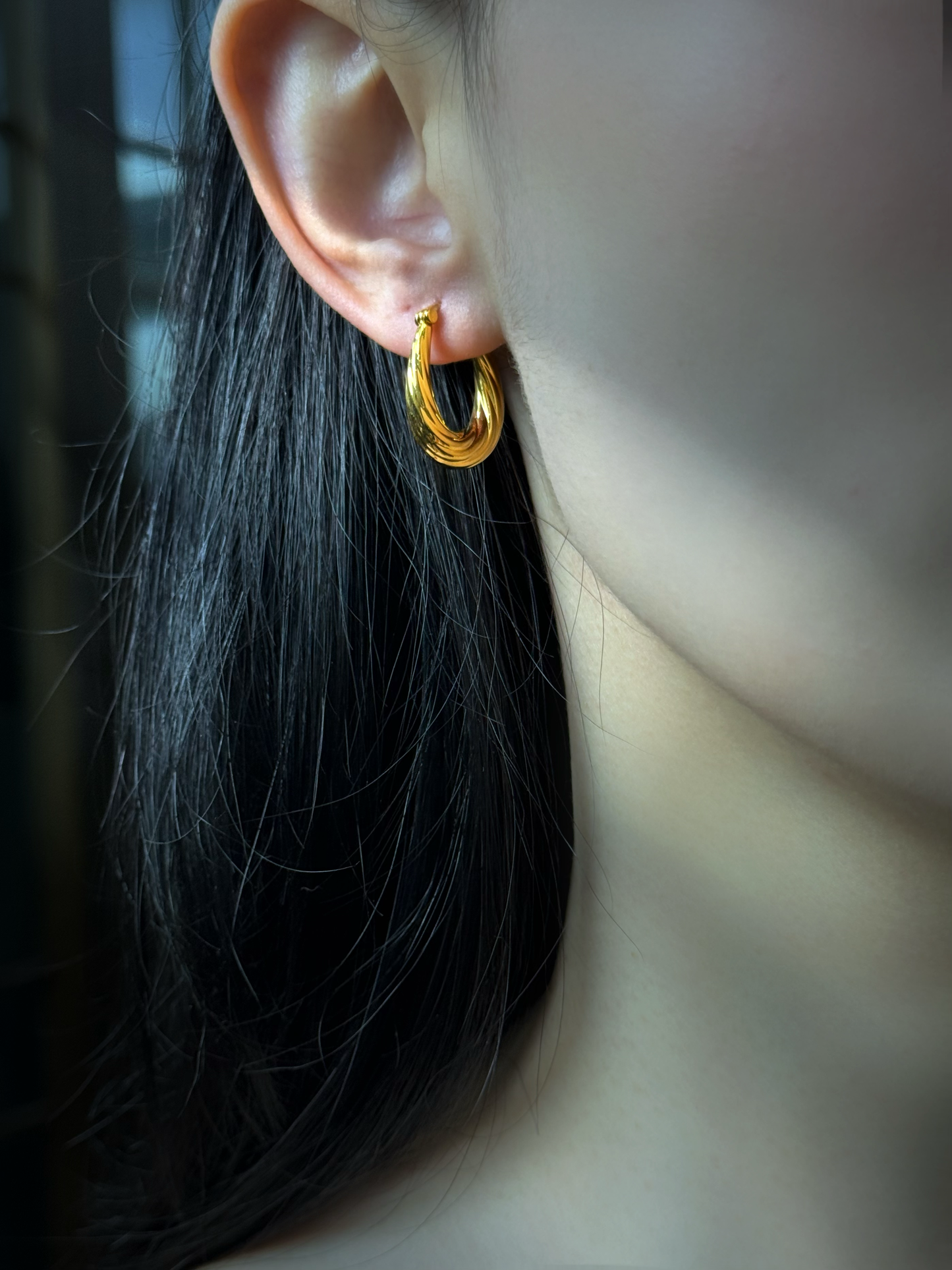 18K Gold - Semi-Oval Huggie Earrings