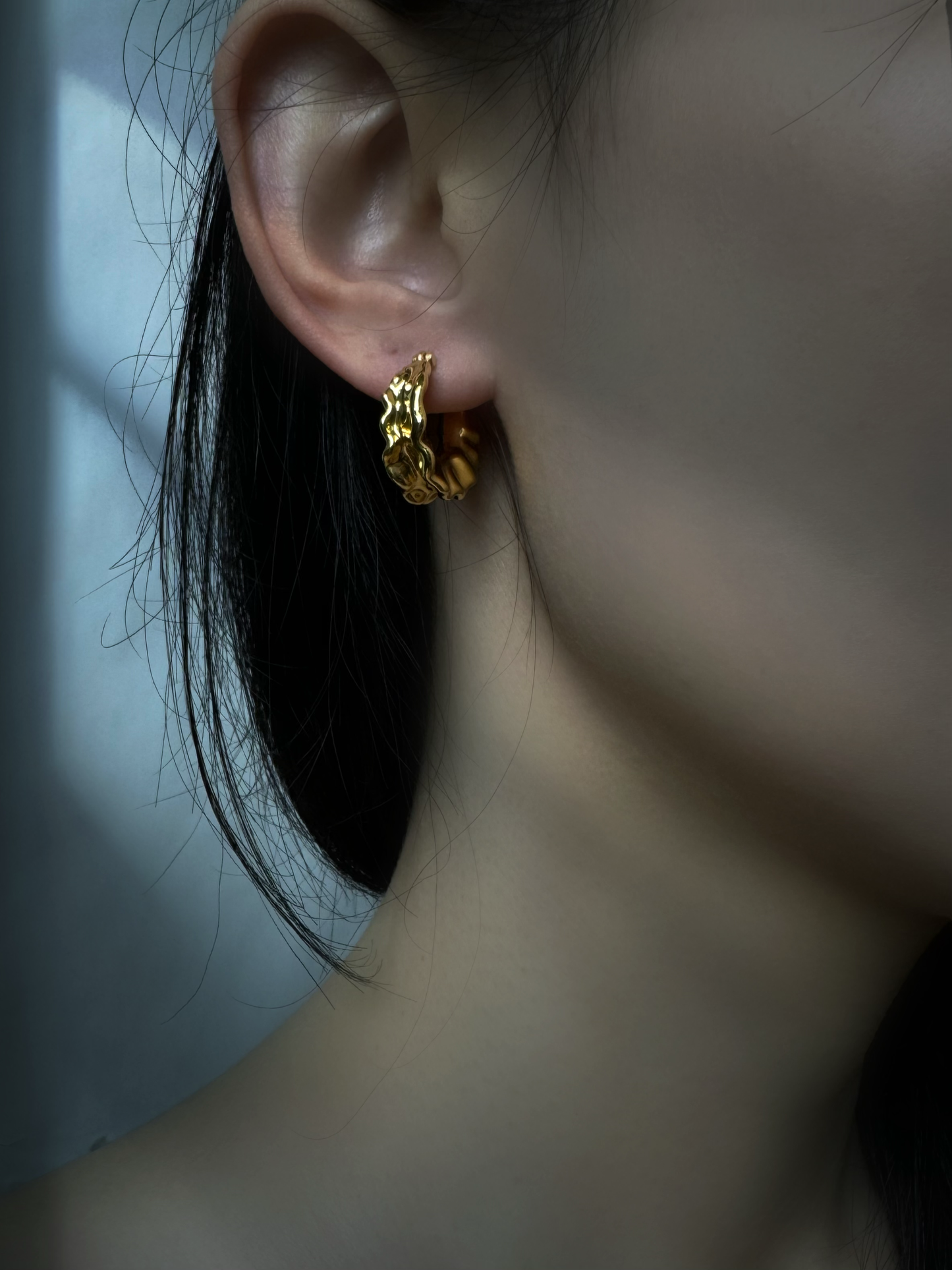 18K Gold Flared Huggie Earrings (Mini)