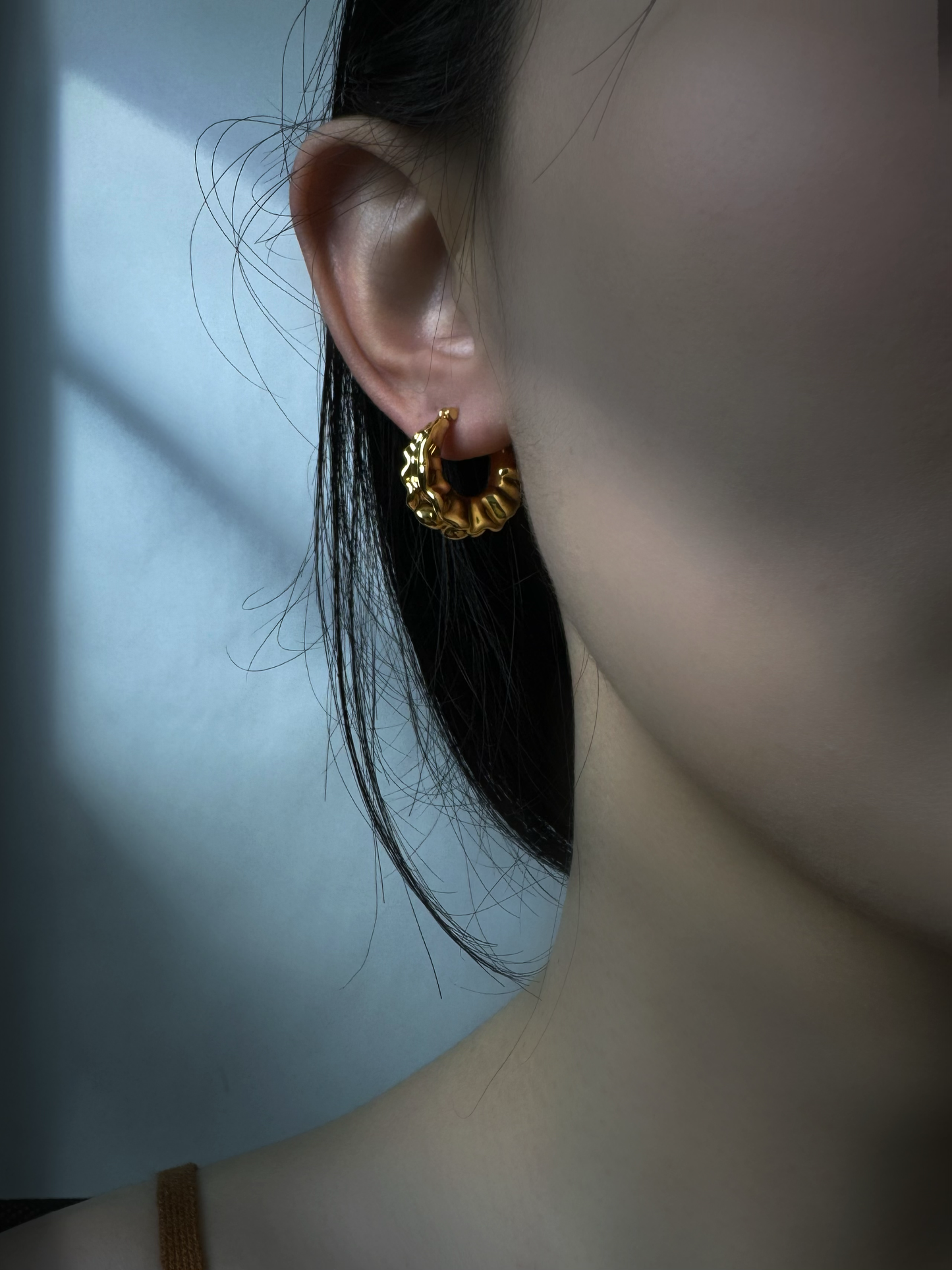 18K Gold Flared Huggie Earrings (Mini)