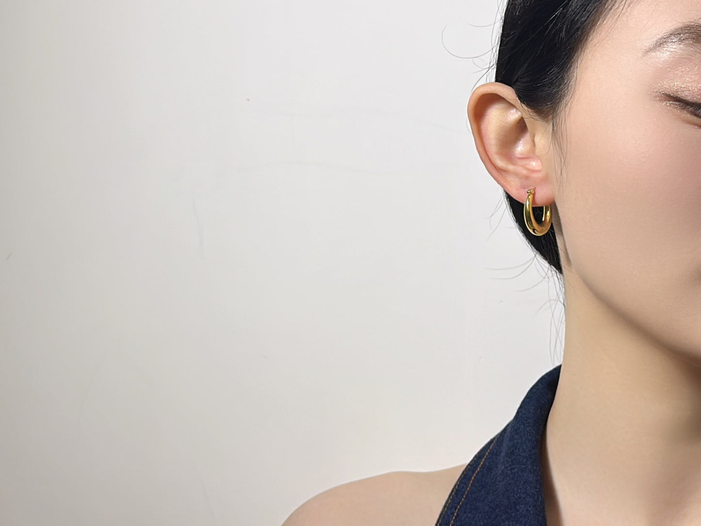 18K Gold - Semi-Oval Huggie Earrings