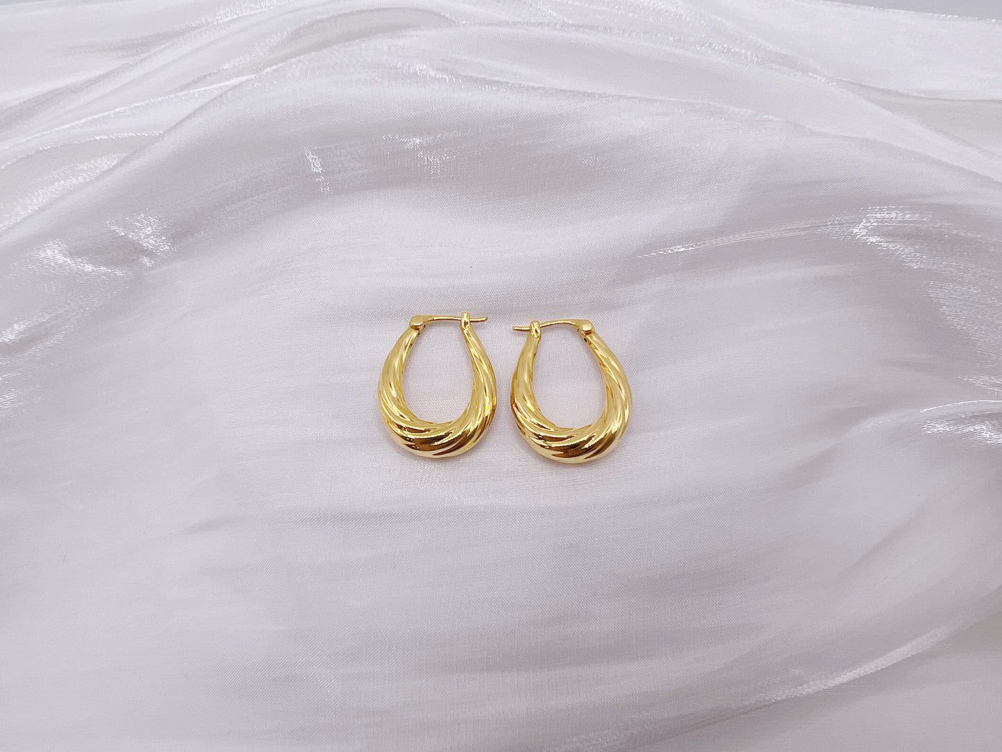 18K Gold - Wavy Huggie Earrings