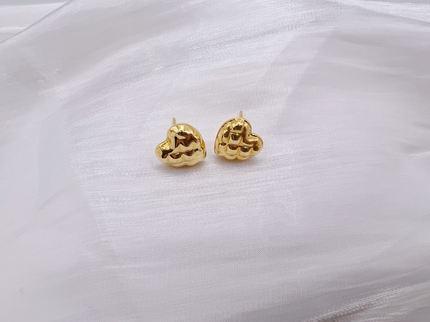 18K Gold - Quilted Heart Stud Earrings