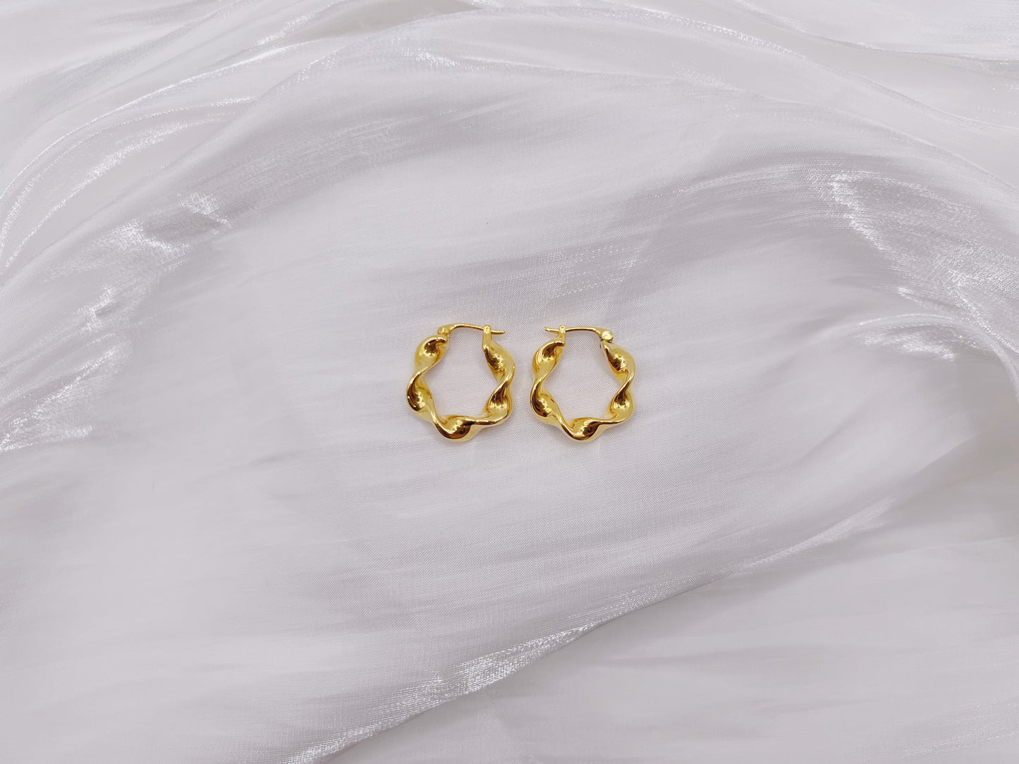18K Gold - Mobius Huggie Earrings