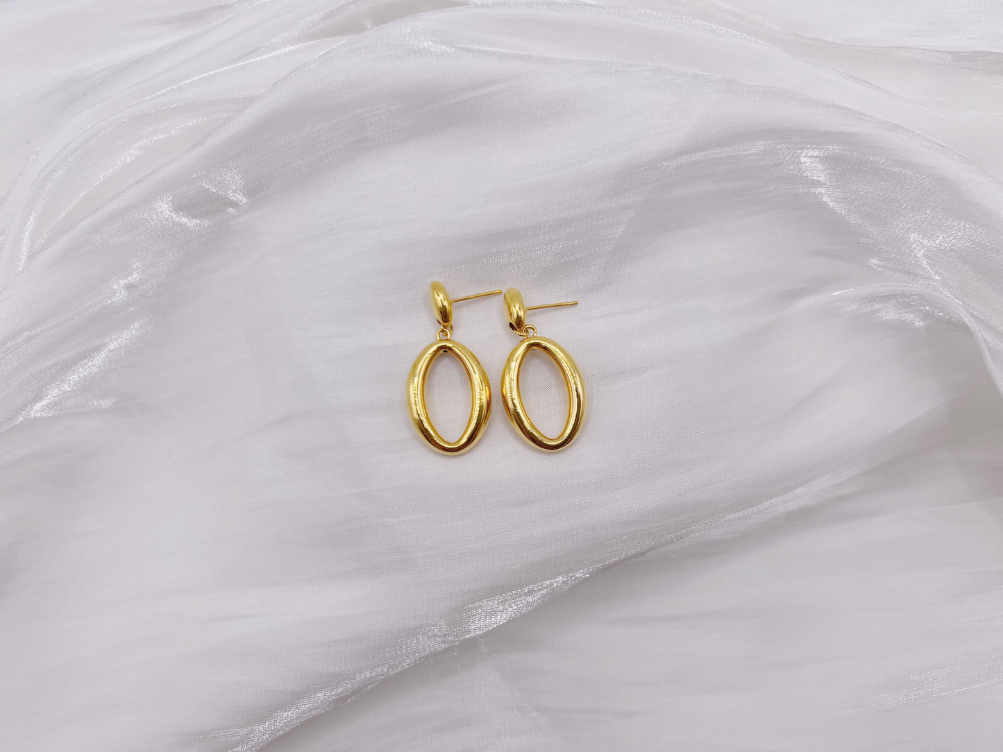 18K Gold - Oval Hoop Earrings