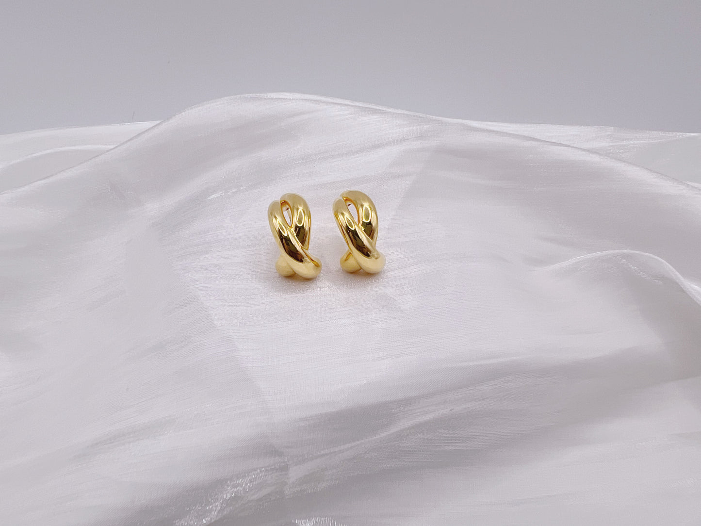 18K Gold - Crisscross Stud Earrings