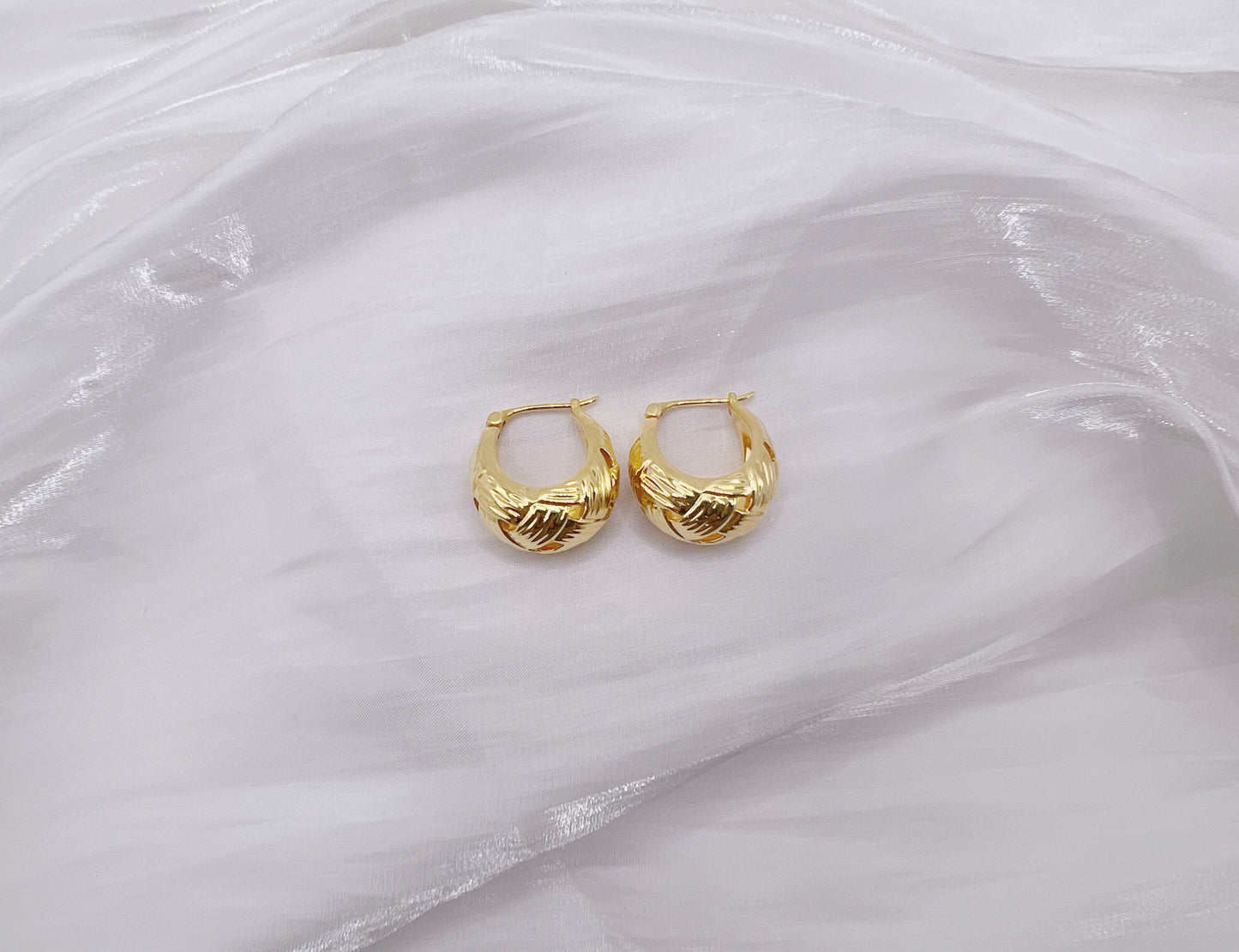 18K Gold - Wavy Crescent Huggie Earrings