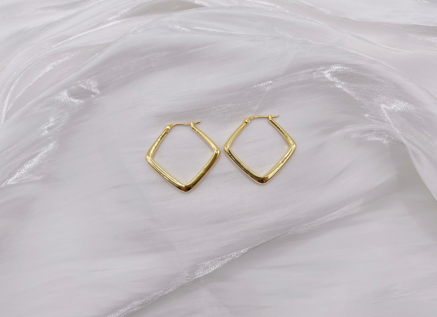 18K Gold - Square Huggie Earrings - ZYE001