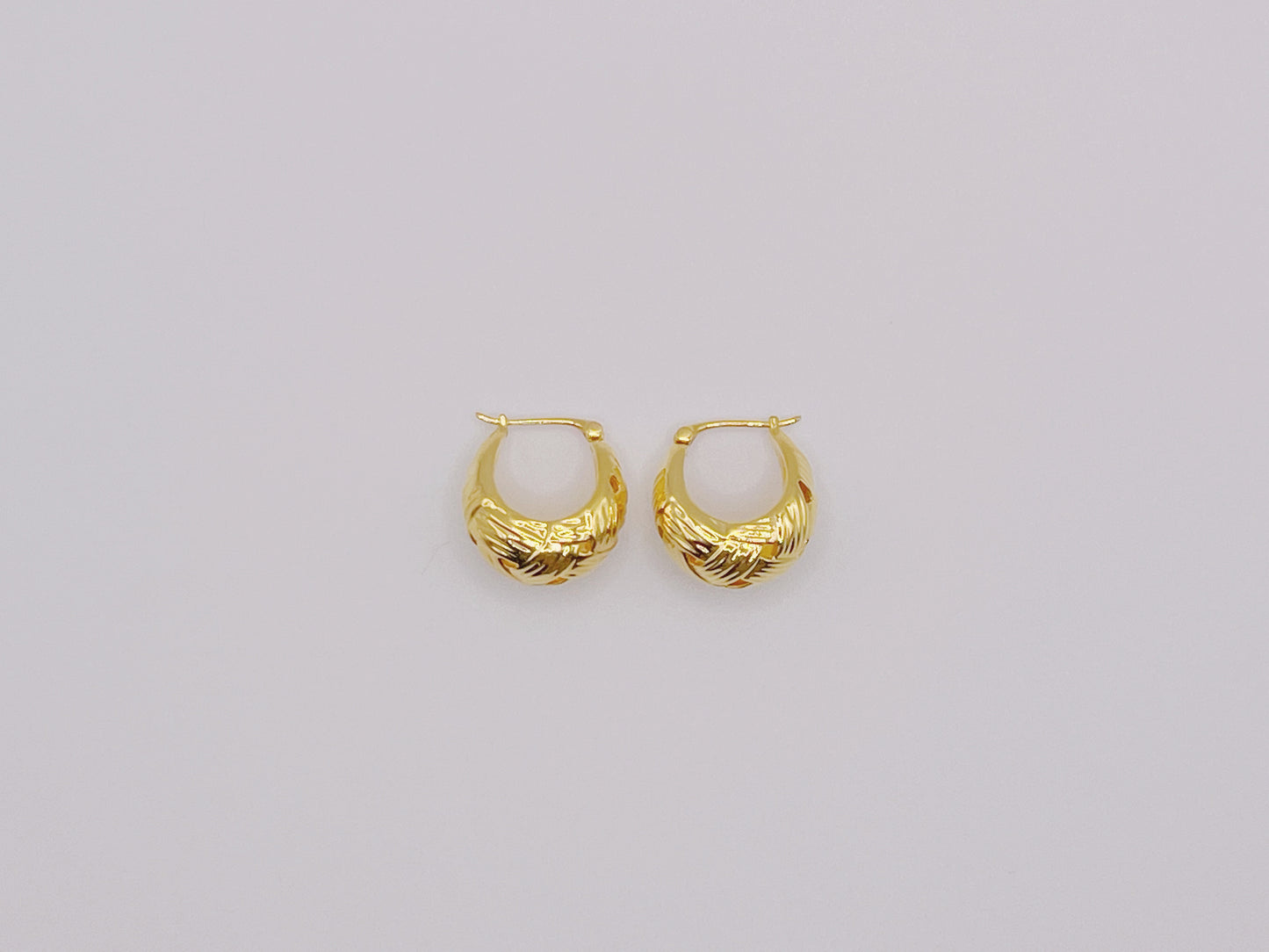 18K Gold - Wavy Crescent Huggie Earrings