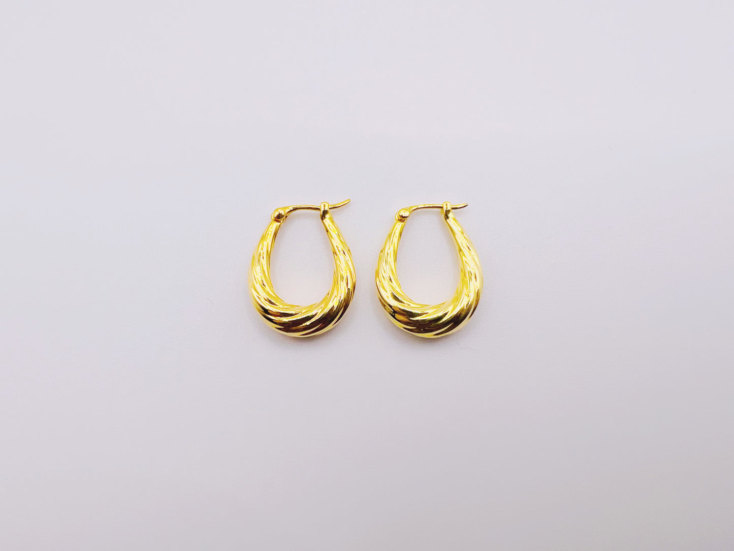18K Gold - Wavy Huggie Earrings