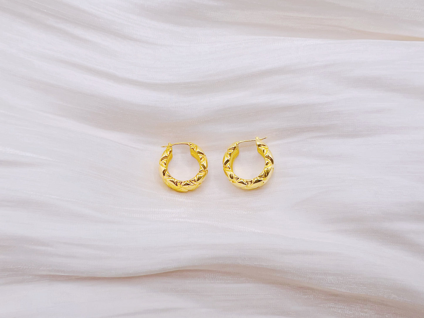 18K Gold - Wheel Huggie Earrings