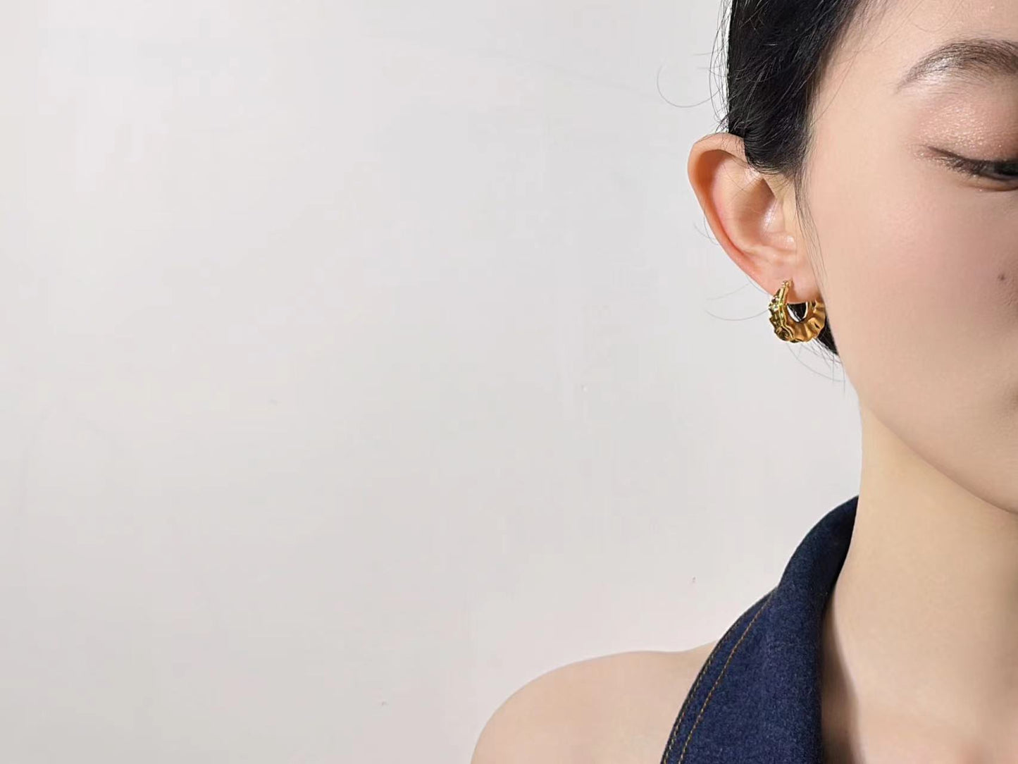 18K Gold Flared Huggie Earrings (Mini)