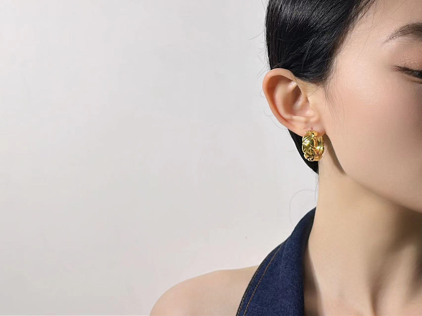 18K Gold - Wheel Huggie Earrings