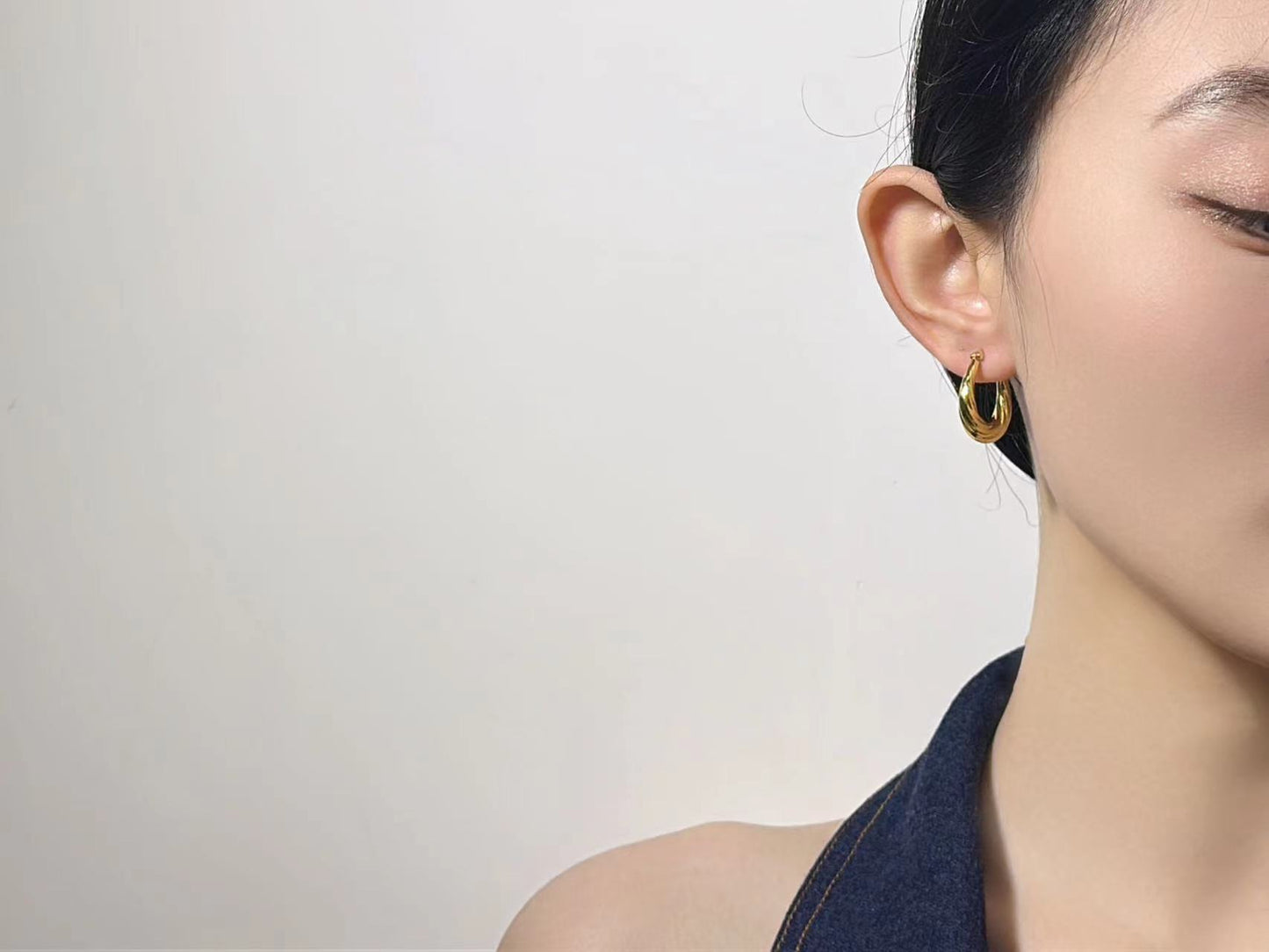 18K Gold - Wavy Huggie Earrings