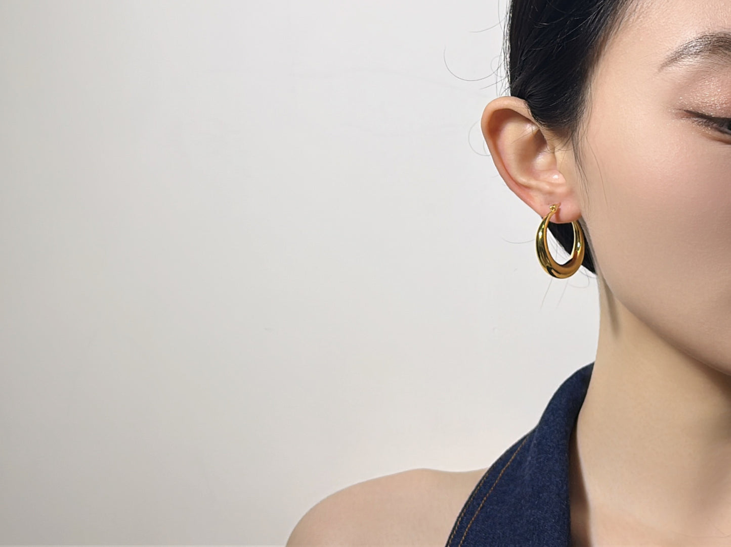 18K Gold - Polished Huggie Earrings (Medium)